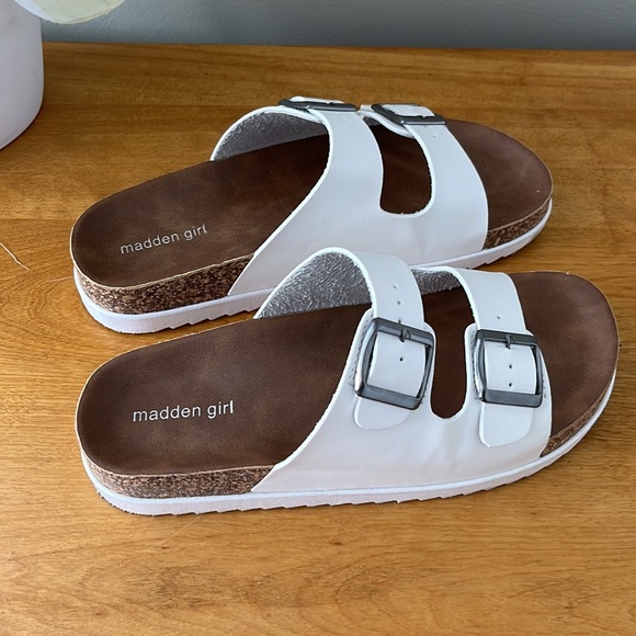 Madden girl sandal- no size on shoe 9-10? - Picture 2 of 3
